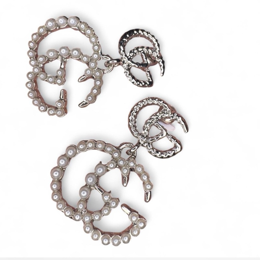 Gg logo Elegant Silver and Pearl Earrings